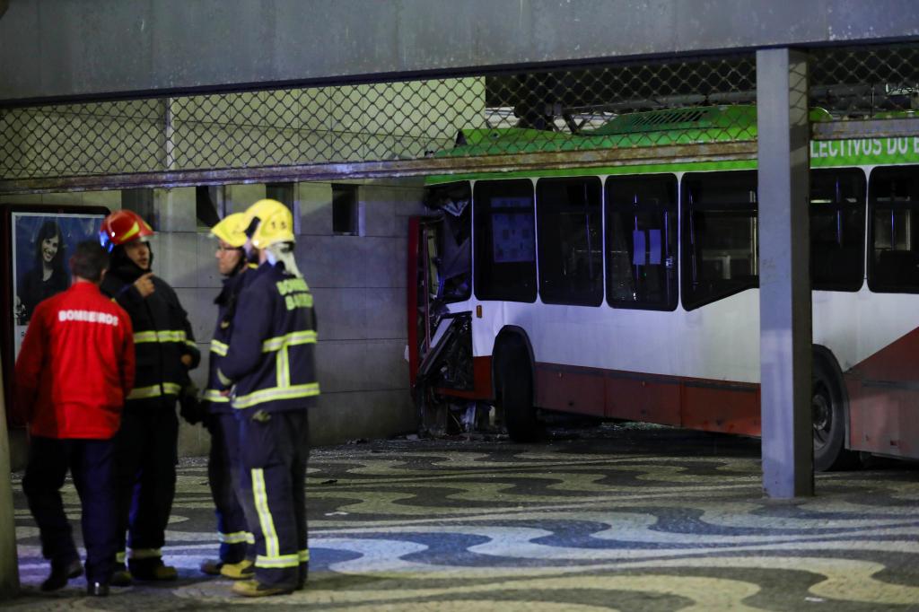 Despiste de autocarro faz oito feridos no Barreiro, dois deles graves