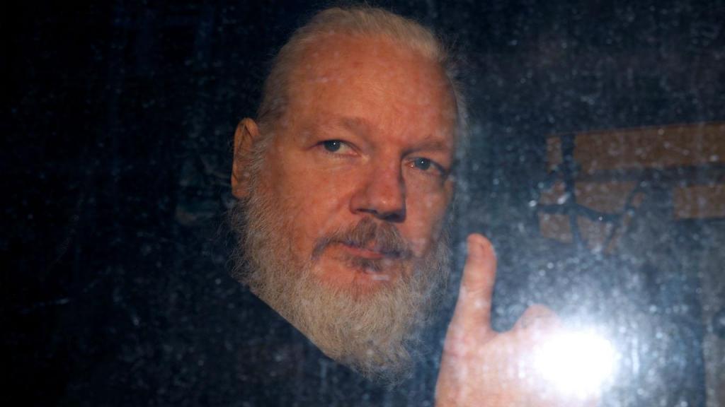Julian Assange, fundador da WikiLeaks, foi detido em Londres após sete anos na embaixada do Equador. Governo equatoriano retirou-lhe o asilo e convidou a polícia inglesa a deter o ativista australiano, que foi retirado à força da embaixada