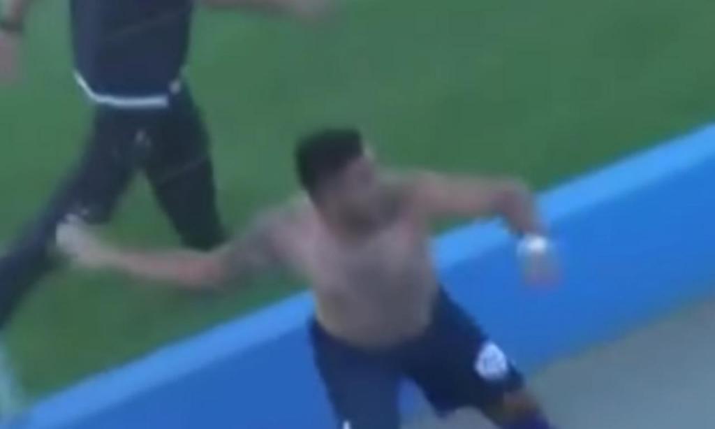 Jogador argentino à pedrada após descer de divisão