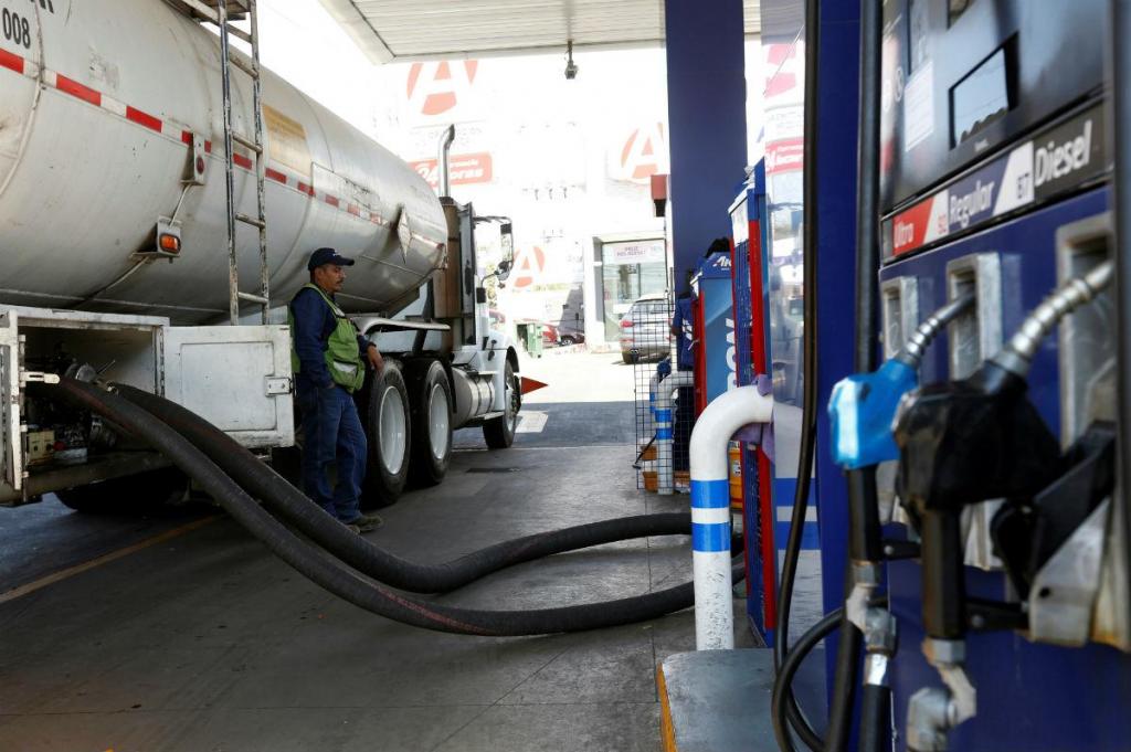 Camião cisterna de abastecimento de combustíveis (Reuters)