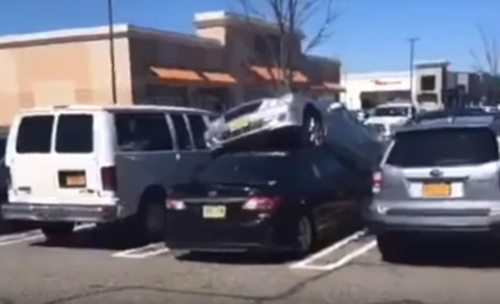 Acidente em parque de estacionamento (reprodução YouTube)