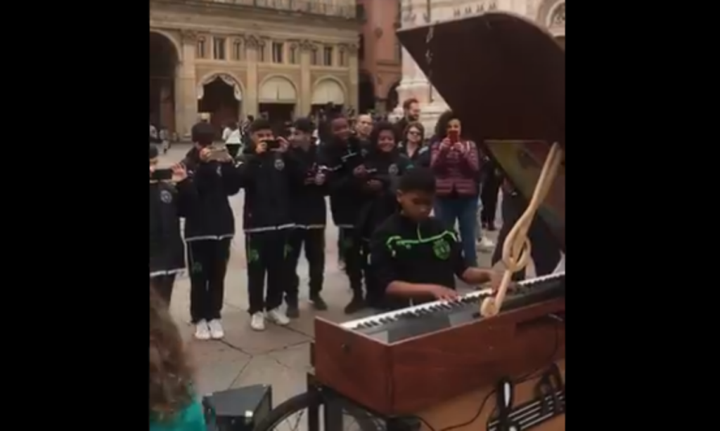 Jovem do Sporting toca piano nas ruas de Itália (twitter Sporting)