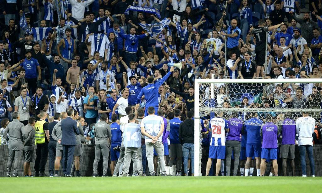 Equipa do FC Porto voltou ao relvado para falar com as claques (Fernando Veludo/Lusa)