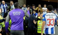 Equipa do FC Porto voltou ao relvado para falar com as claques (Fernando Veludo/Lusa)