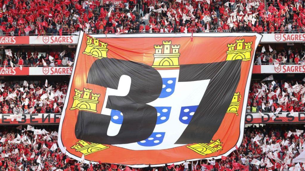 Benfica vence (4-1) e é campeão nacional