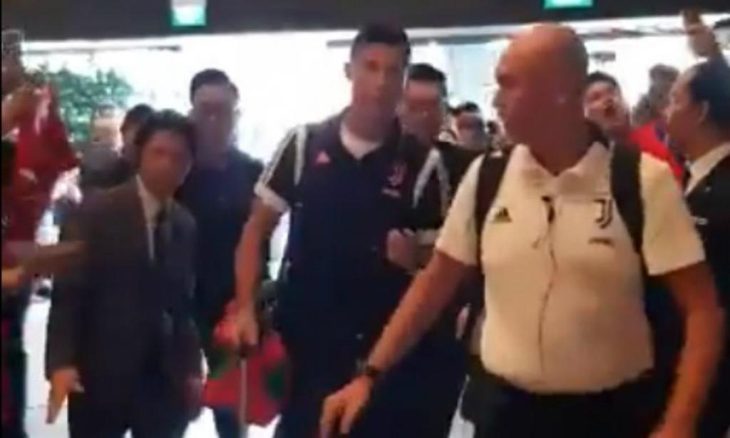 Ronaldo à chegada a Singapura