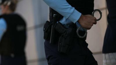 Comerciante detida no Porto com 127 facas de karambite - TVI
