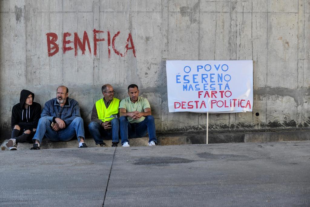 Piquete de greve à saída da sede da Companhia Logística de Combustíveis, em Aveiras de Cima (CARLOS BARROSO/LUSA)