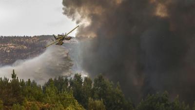 Amaragem de um avião de combate a incêndios provoca derrame de combustível na barragem de Pragana - TVI