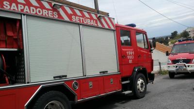 Perto de 50 bombeiros combatem incêndio em empresa de papel em Santa Maria da Feira - TVI