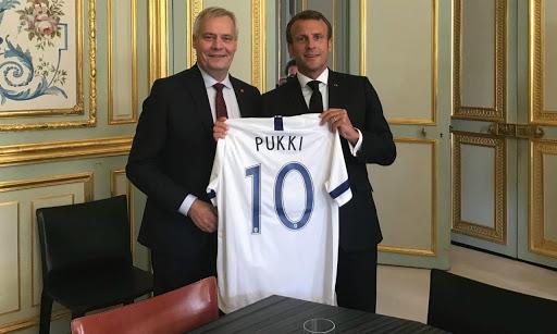 Camisola de Pukki oferecida a Macron (twitter do PM finlandês)