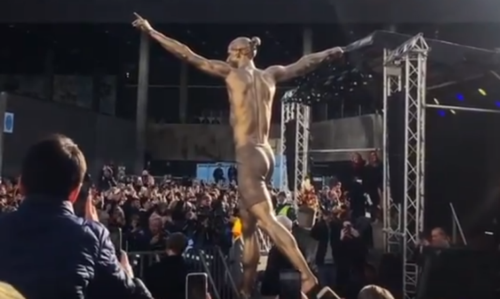 Estátua de Ibrahimovic inaugurada (twitter)