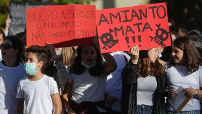 Pais, alunos e funcionários fecham portas de escola em Amarante - TVI