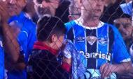 Adepto do Grémio chora após receber camisola de jogador (Youtube)