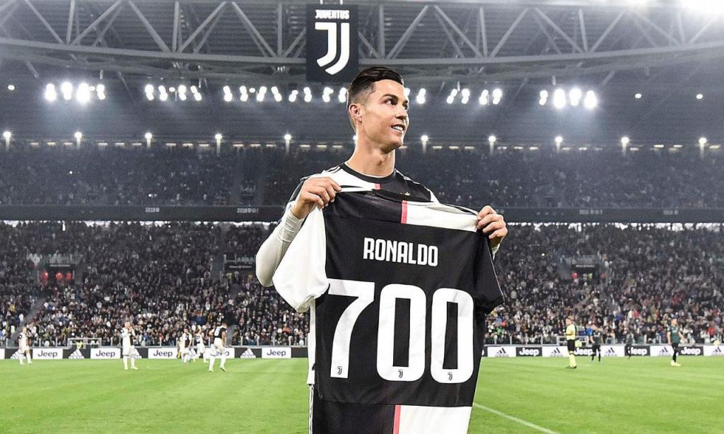 Cristiano Ronaldo com a camisola dos 700 golos