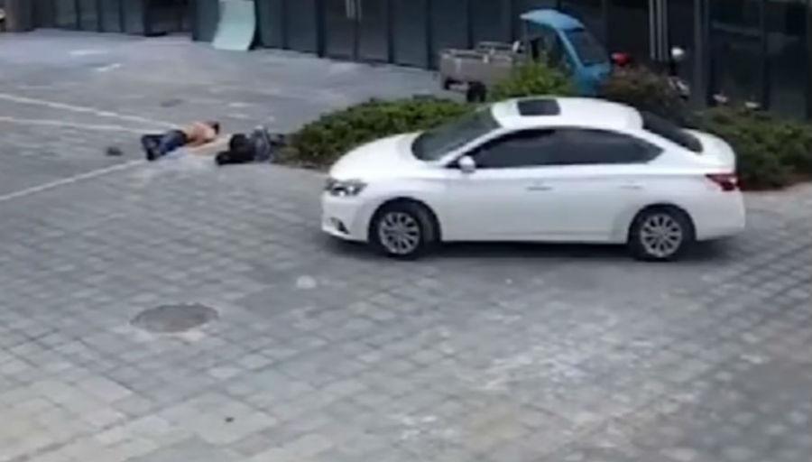 Homem a dormir na rua é atropelado (YouTube)