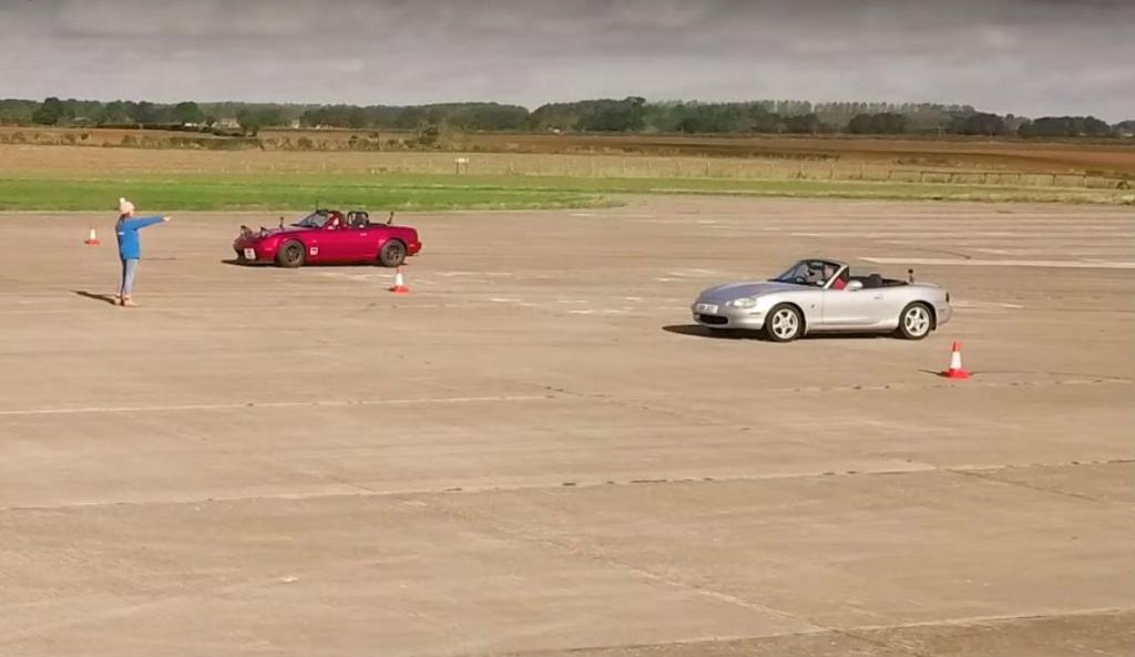 Drag race entre dois Mazda MX-5 (reprodução YouTube «Carwow»)