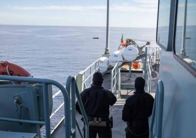 Marinha coordena resgate de família francesa ao largo da ilha de São Miguel - TVI