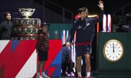 Djokovic entra no court para o segundo jogo da eliminatória com a Rússia
