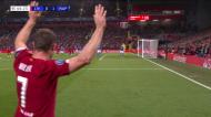 VÍDEO: grande cabeçada de Lovren a empatar para o Liverpool