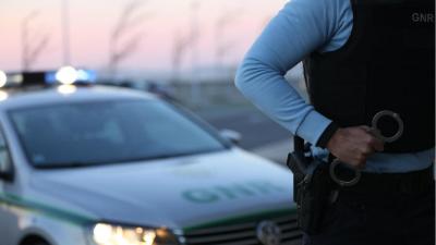 Suspeito de violência doméstica detido na posse de armas e munições - TVI