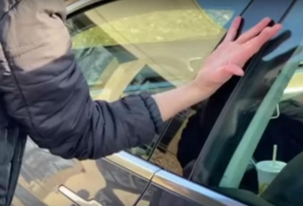 Chave Tesla implantada na mão (reprodução YouTube WSPA 7News)