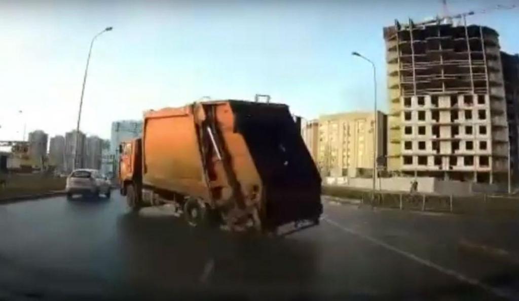 Acidente com camião do lixo (reprodução YouTube)