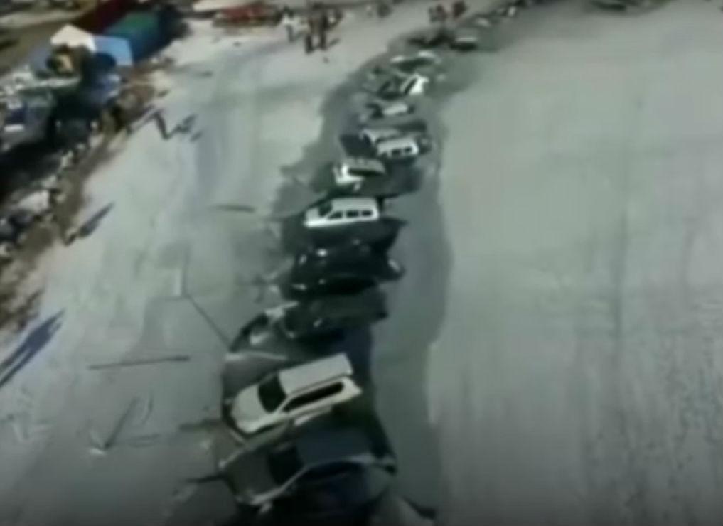 Carros afundaram quando o gelo partiu (reprodução YouTube)