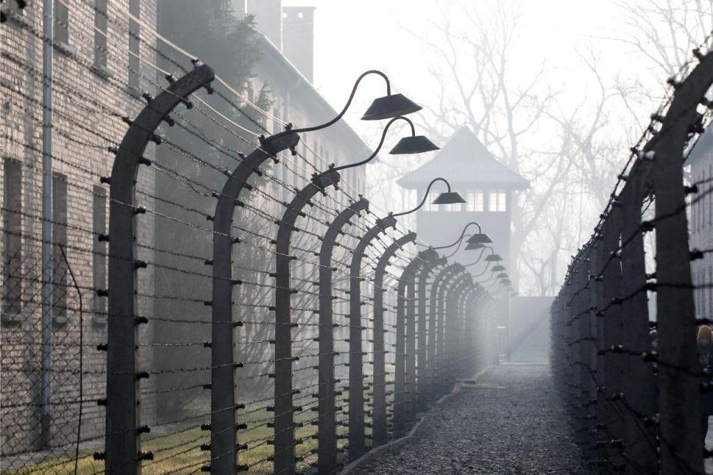Sobreviventes regressam a Auschwitz