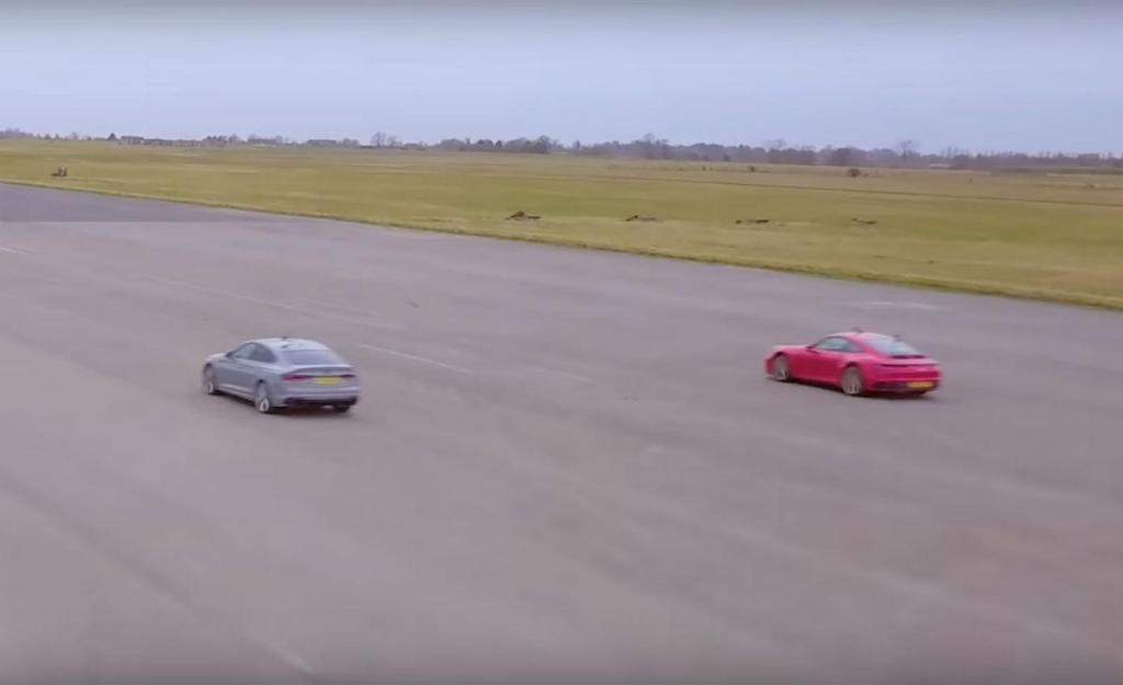 Drag race entre RS5 e 911 Carrera (reprodução YouTube «Carwow»)