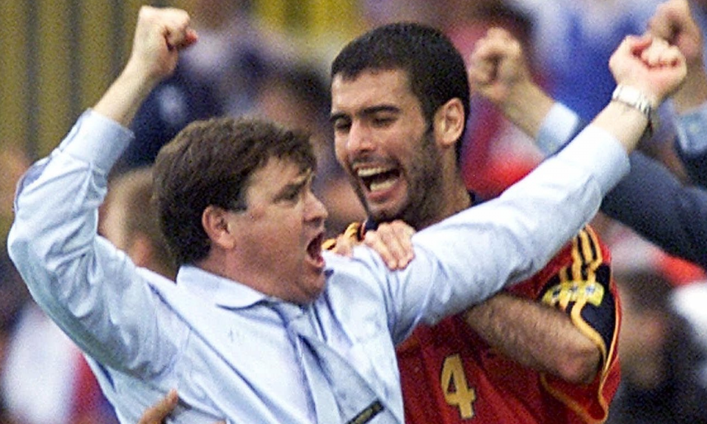 Guardiola festeja com José António Camacho, selecionador de Espanha, no Euro 2000 (AP/Murad Sezer)