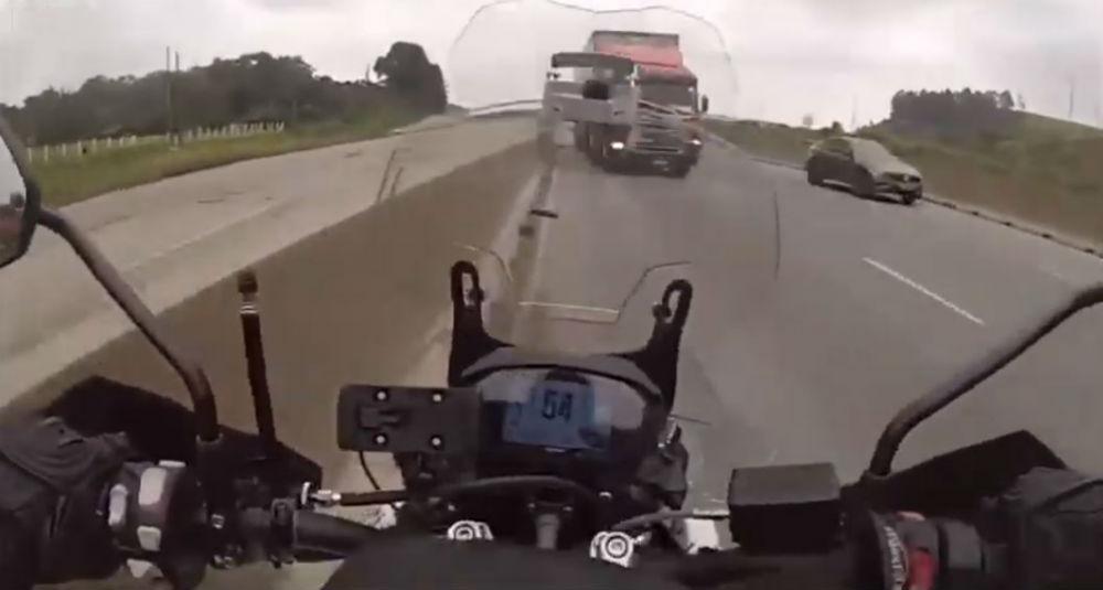 Motociclista em fuga no Brasil (Reprodução Youtube)