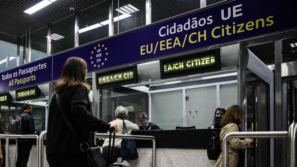 SEF apanha 26 passageiros com documentos falsos entre Natal e Ano Novo no  aeroporto de Lisboa | TVI Notícias