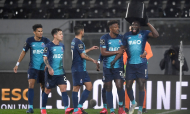Vitória Guimarães-FC Porto: a saída de Marega do relvado após festejo com cadeira