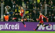 Radamel Falcao festeja golo no clássico entre Fenerbahce e Galatasaray (EPA/ERDEM SAHIN)