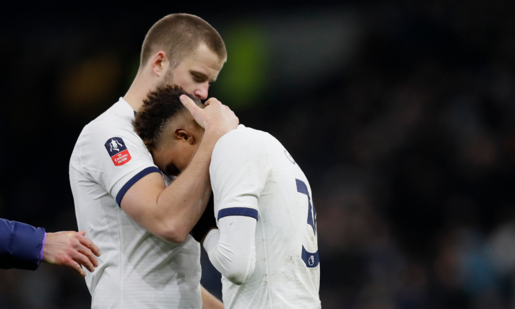 Eric Dier conforta Gedson após penálti decisivo no Tottenham-Norwich (AP/Kirsty Wigglesworth)
