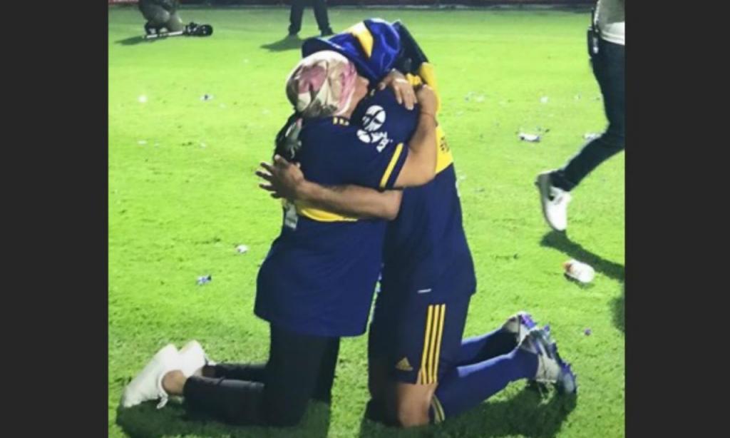 Salvio abraça a mãe nos festejos do título Boca Juniors