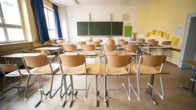 Novidade: as escolas vão fechar quatro dias em agosto - é “propaganda”, acusam uns; é “bem-vindo”, elogiam outros - TVI