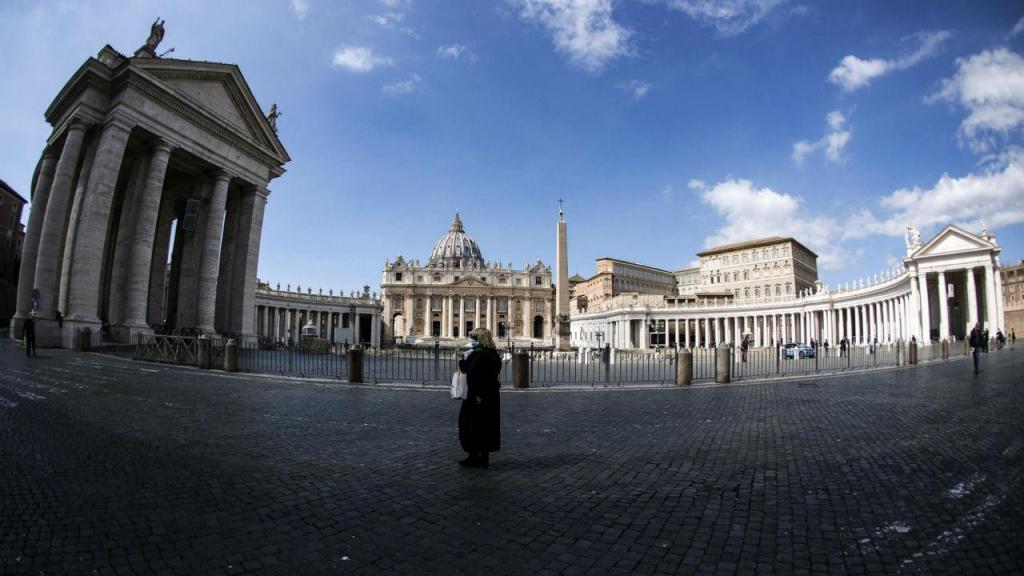 Papa Francisco andou pelas ruas de Roma sozinho e rezou em duas igrejas