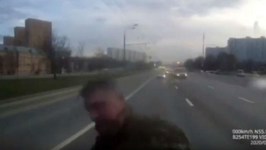 Video: Car breakdown ends with heavy collision and a miracle thumbnail