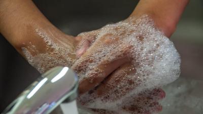 Uso excessivo de gel desinfetante pode criar “super bactérias”, diz especialista - TVI