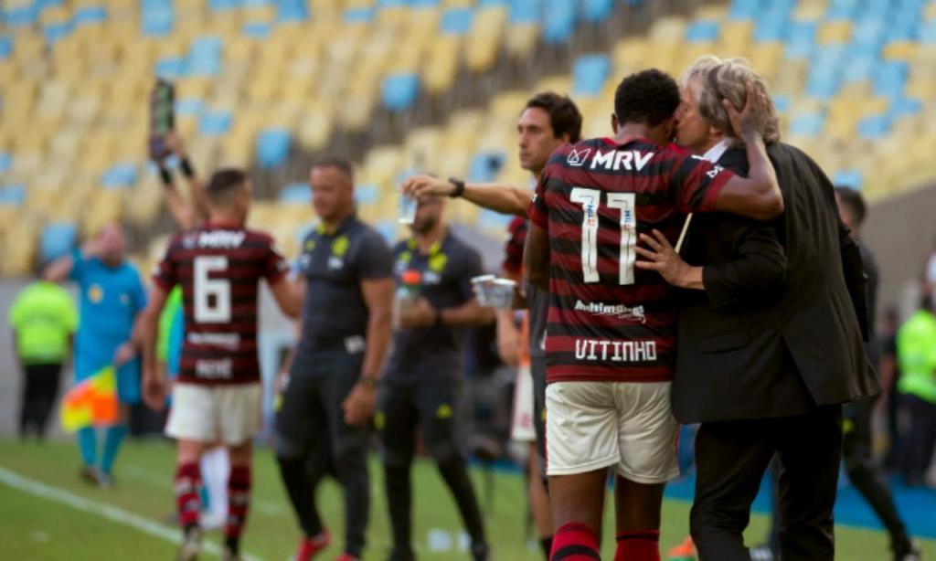 Jorge Jesus beija Vitinho depois do avançado fazer um golo