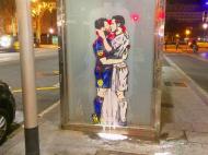 Desenho de Ronaldo e Messi a beijarem-se numa paragem de autocarro