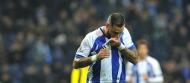 Quaresma beija a camisola do FC Porto após fazer um golo