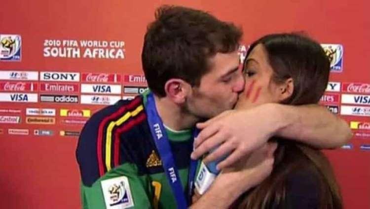 Casillas beija a namorada Sara Carbonero após a conquista do Mundial 2010