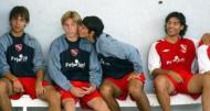 Kun Aguero ameaça dar um beijo em Lucas Biglia nas camadas jovens do Independiente