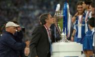 Mourinho beija a Liga dos Campeões ganha pelo FC Porto