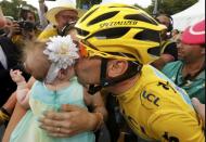 O ciclista Vincenzo Nibali beija a filha bebé após vencer o Tour de 2014
