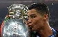 Ronaldo beija a taça da Liga dos Campeões ganha em 2017