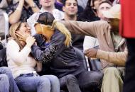 Heidi Klum beija uma desconhecida durante a Kiss Cam num jogo da NBA
